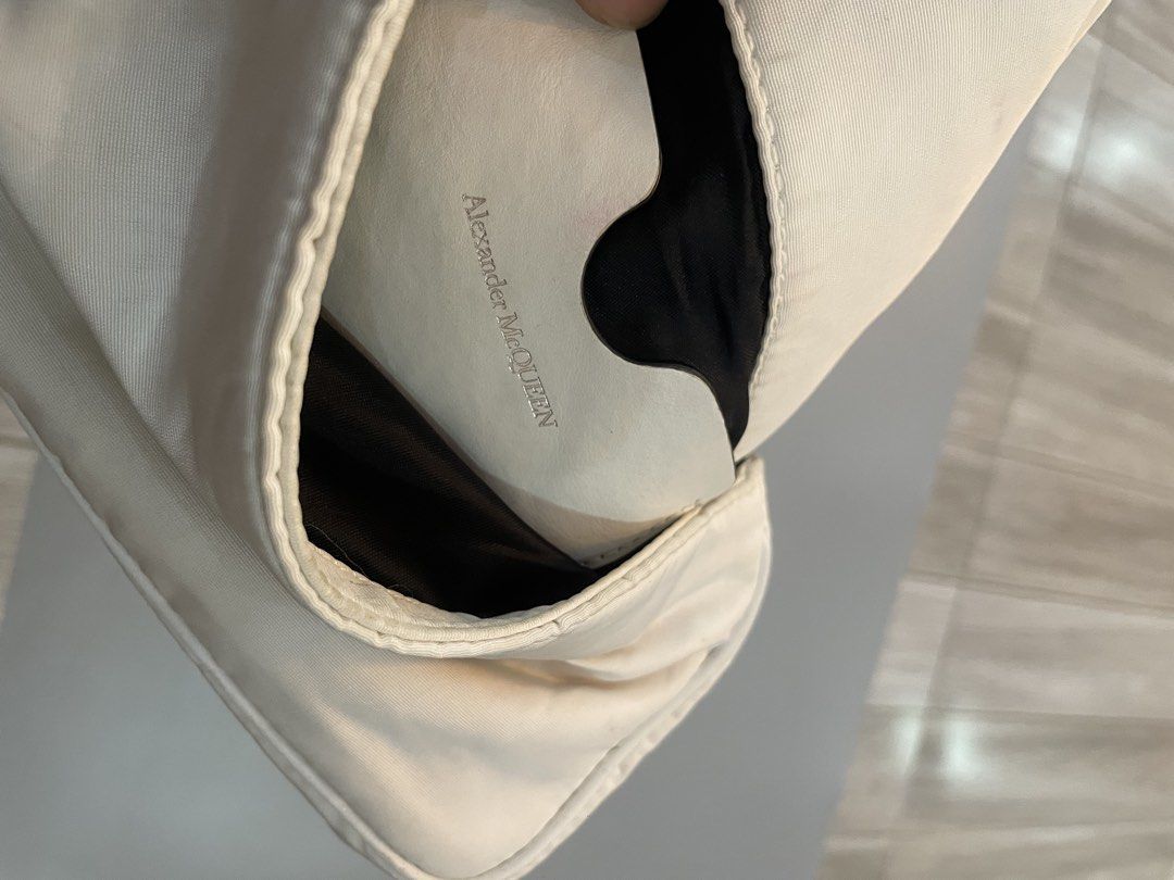 Rare Alexander Mcqueen Graffiti Skull Chain Bag (Category: Cross-body Bags) located in Las Pinas. Submitted by dhliacmp (Listing ID 1471276499, Image 3). Description: Authentic Alexander Mcqueen Bought for 28k Selling for only 10,999 .