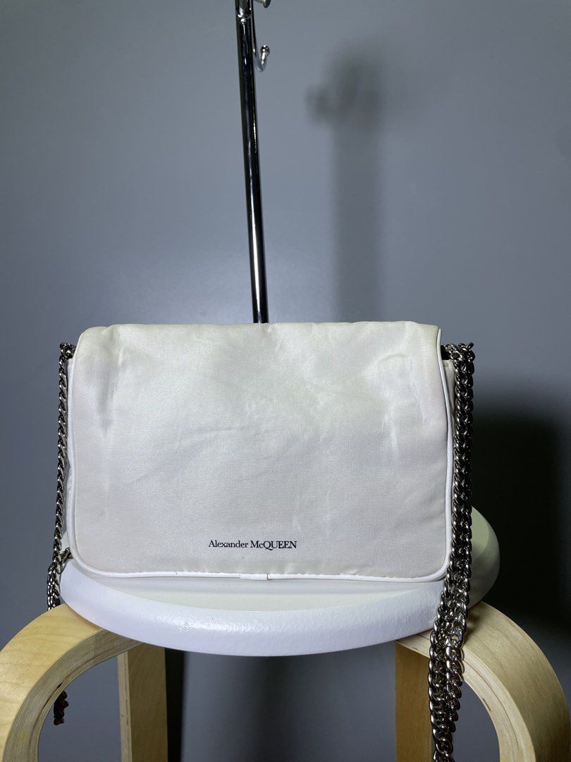 Rare Alexander Mcqueen Graffiti Skull Chain Bag (Category: Cross-body Bags) located in Las Pinas. Submitted by dhliacmp (Listing ID 1471276499, Image 2). Description: Authentic Alexander Mcqueen Bought for 28k Selling for only 10,999 .