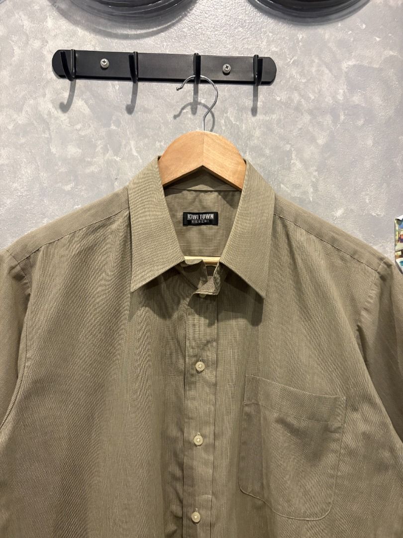 Retro Boxy Crop Polo (Category: Tshirts & Polo Shirts ) located in Quezon City. Submitted by outofhabits_store (Listing ID 1471197363, Image 2). Description: Size: Medium Width: 22 inches Length: 24.5 inches Buy 2 items worth 600 pesos and get them for 1,000 Payment method: GCash Shipping options (shouldered by buyer): J&T 3-7 days, Lalamove or Grab within the day Location: Quezon City Please manage your expectations as this item is not brand new
