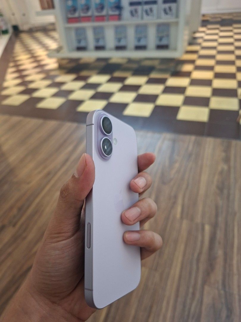 RUSH RUSH IPHONE 17 LAVENDER NO ISSUE UNDER WARRANTY (Category: iPhone 17 Series) located in Taguig. Submitted by jesicutie (Listing ID 1471127980, Image 3). Description: Rfs: upgrade to 18pro 256gb 98 batt health 70 cycle count (as of posting) Under warranty till Jan 2027 Smartlock Face id and truetone working Makinis no dents No replaced parts Unit, case, orig box no cord Negotiable pag pick up Fix 40,500 good as new Taguig loc or meet up.