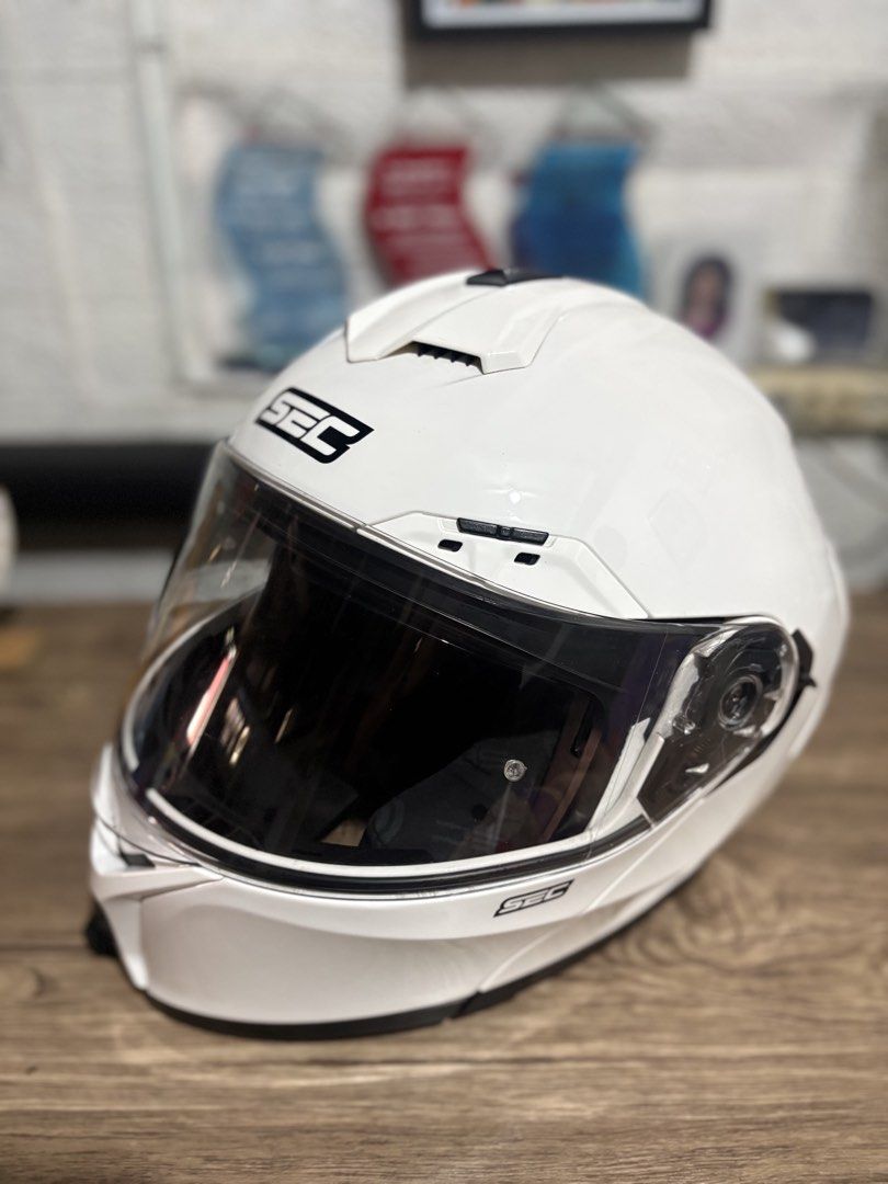 SEC Motorcycle Helmet White Full Face (Category: Helmets and other Riding Gears) located in Manila. Submitted by jayppi (Listing ID 1471171382, Image 3). Description: - Brand: SEC Motorcycle Helmet - Color: White with clear visor / extra visor - Condition: Good daily riding gear with minor surface scuffs from normal handling - Shell: Solid outer shell for reliable protection - Fit: Secure closure mechanism - Interior: Clean and intact padding for