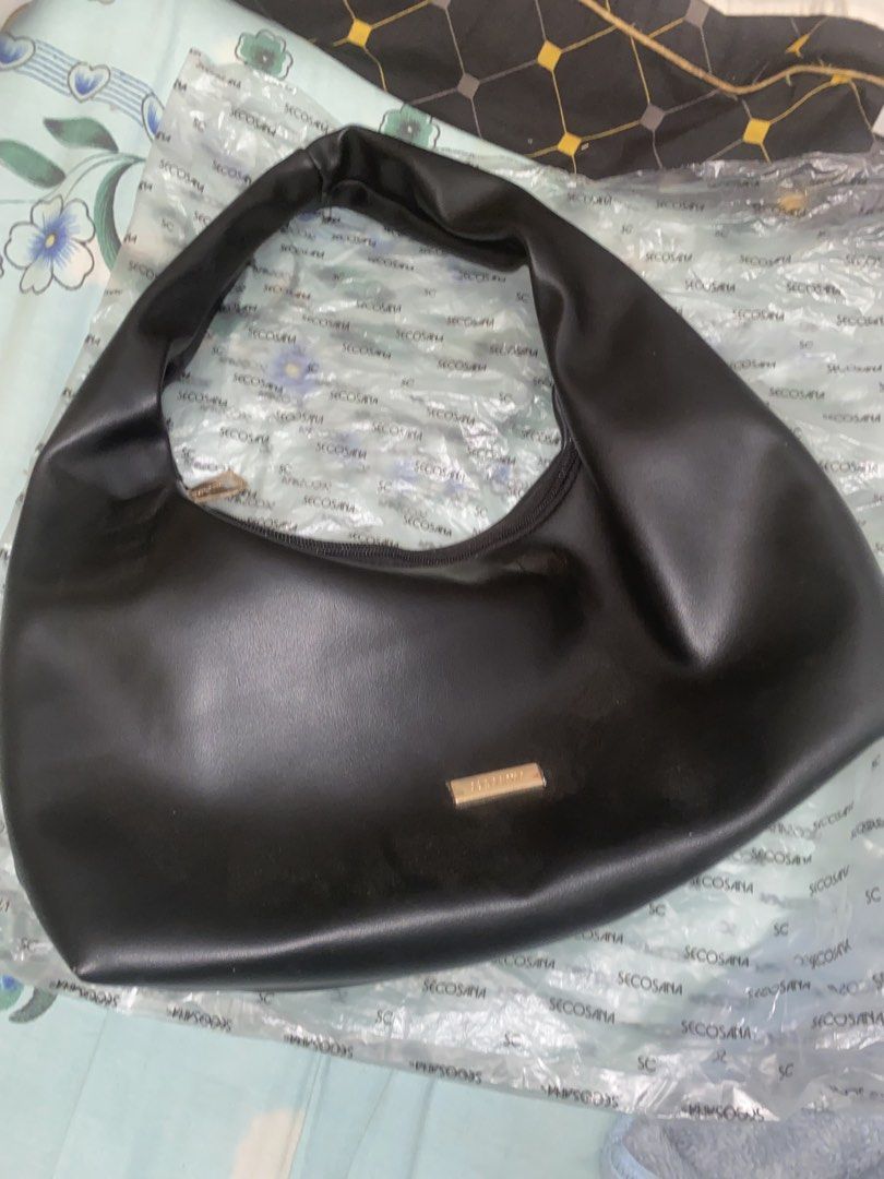 Secosana Black Shoulder Bag (Category: Shoulder Bags) located in Caba. Submitted by royalfish_0285b1 (Listing ID 1471145052, Image 2). Description: - Brand: Secosana - Style: Slouchy shoulder bag - Color: Classic black with elegant gold-tone hardware - Material: Premium faux leather - Storage: Main zippered compartment and convenient exterior back zip pocket - Details: Includes front logo plate and stylish zipper pullers - Condition: Brand new wi