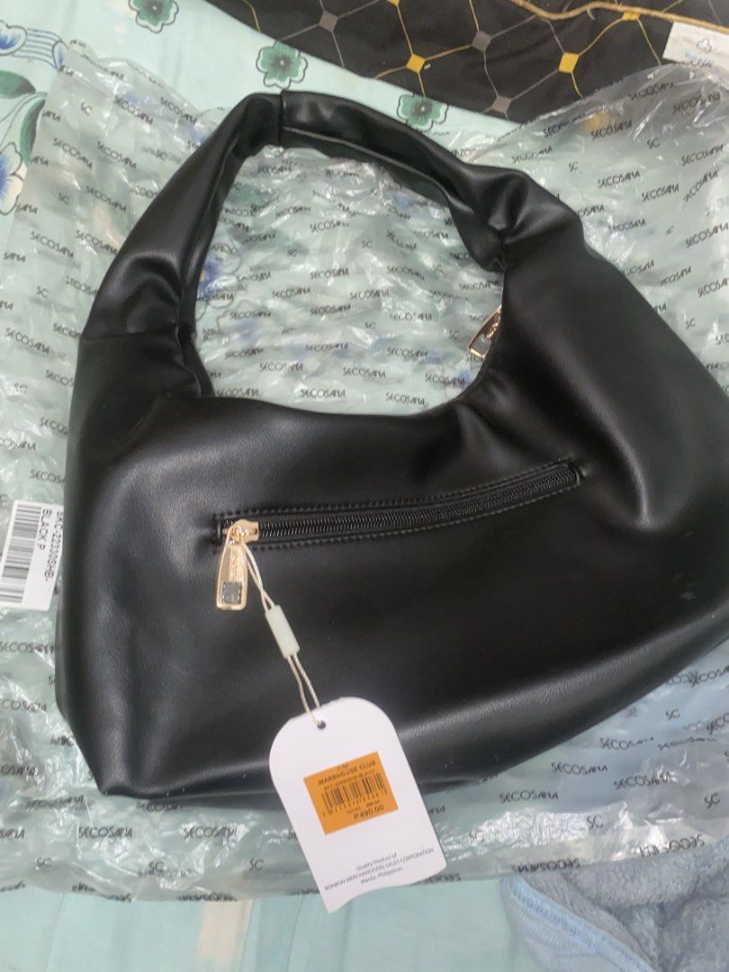 Secosana Black Shoulder Bag (Category: Shoulder Bags) located in Caba. Submitted by royalfish_0285b1 (Listing ID 1471145052, Image 3). Description: - Brand: Secosana - Style: Slouchy shoulder bag - Color: Classic black with elegant gold-tone hardware - Material: Premium faux leather - Storage: Main zippered compartment and convenient exterior back zip pocket - Details: Includes front logo plate and stylish zipper pullers - Condition: Brand new wi