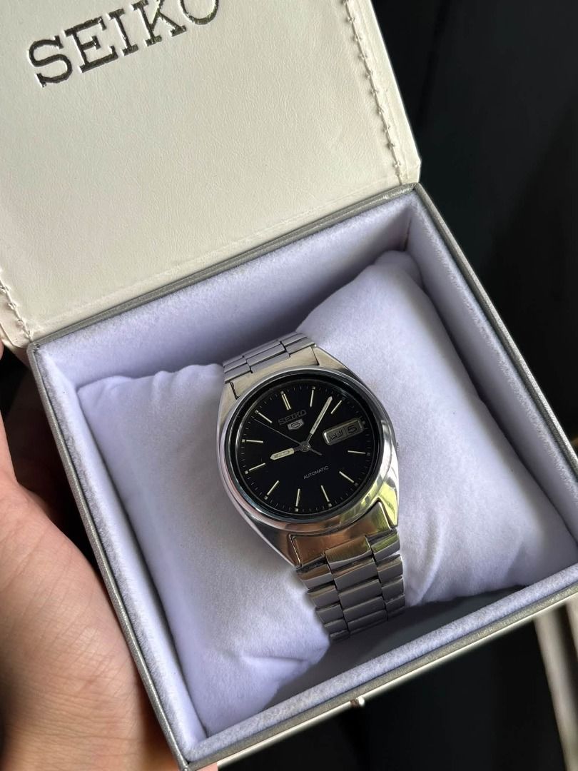 Seiko 5 Automatic 7009-3040 Black dial⌚️ (Category: Men's Watches) located in Caloocan City. Submitted by primetime_watches (Listing ID 1471205077, Image 3). Description: *Working *Black dial *Day and date *Stainless steel case and bracelet.
