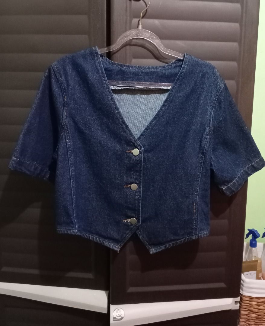 SHEIN Denim Top (Category: Blouses) located in Cainta. Submitted by stardust.1111 (Listing ID 1471167840, Image 2). Description: Size: XS (Fits Small to Medium Frames) Shoulder: 16" Length: 17.5"–19" Width: 17" Item is in excellent condition. RFS: Received as gift but never used..