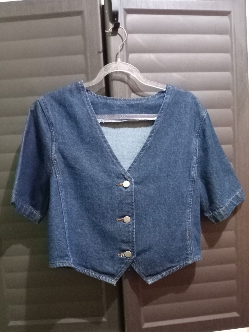 SHEIN Denim Top (Category: Blouses) located in Cainta. Submitted by stardust.1111 (Listing ID 1471167840, Image 1). Description: Size: XS (Fits Small to Medium Frames) Shoulder: 16" Length: 17.5"–19" Width: 17" Item is in excellent condition. RFS: Received as gift but never used..