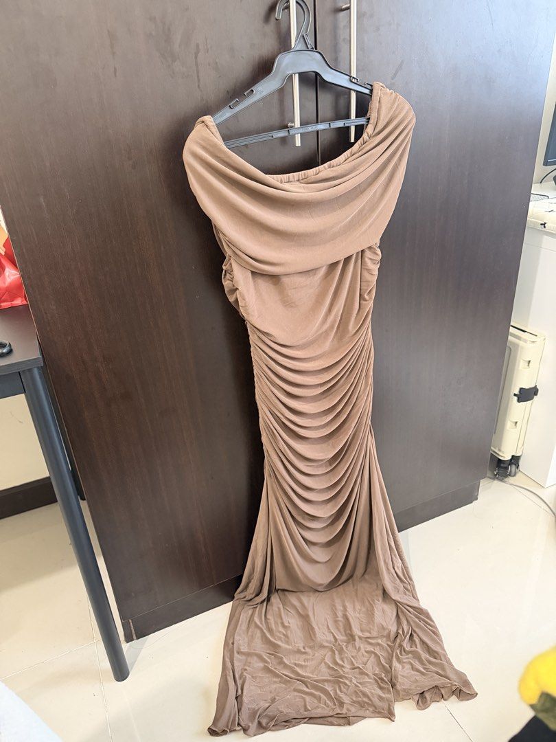 SHEIN Off-Shoulder Ruffled Dress (Category: Dresses) located in Mandaluyong City. Submitted by chekkamari (Listing ID 1471138256, Image 2). Description: Loc: Boni Pioneer,Mandaluyong - Brand: SEUSYU - Size: Large (stretchable,can fit up to XL) - Color: Rich chocolate brown - Design: Off-shoulder with heavy all-over ruched detailing and a subtle flared hem - Fit: Body-hugging, stretchy fabric for easy slip-on wear - Condition: Worn once for an eve