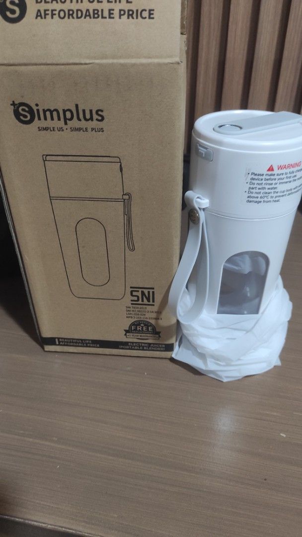 Simplus Electric Juicer Portable Blender (Category: Juicers, Blenders & Grinders) located in Quezon City. Submitted by friendlym84146 (Listing ID 1471259624, Image 1). Description: - Brand/Model: Simplus Portable Electric Juicer and Blender - Color: White - Design: Compact with a convenient carrying strap and clear viewing window - Condition: Excellent, comes with original cardboard packaging and warning label intact - Perfect for: Quick and easy