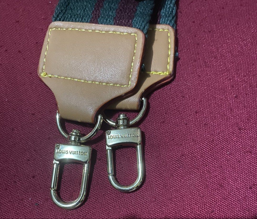 Sling bag (Category: Purses & Pouches) located in Manila. Submitted by gelaimarieh (Listing ID 1471174682, Image 3). Description: .
