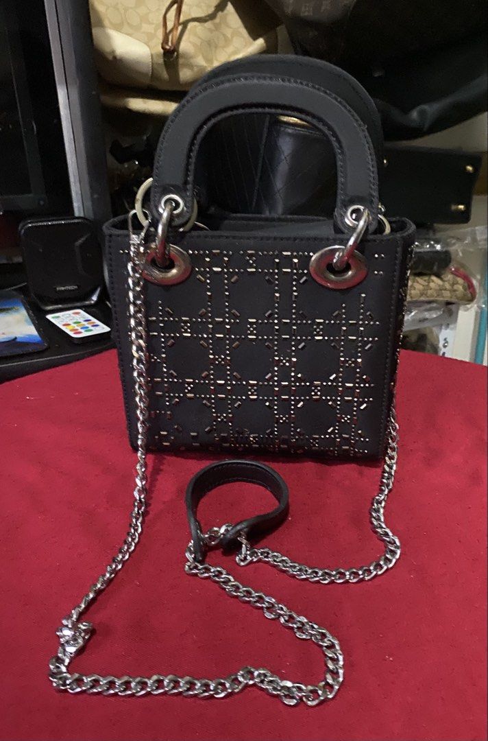 Sling bag (Category: Cross-body Bags) located in Manila. Submitted by gelaimarieh (Listing ID 1471175010, Image 2). Description: .