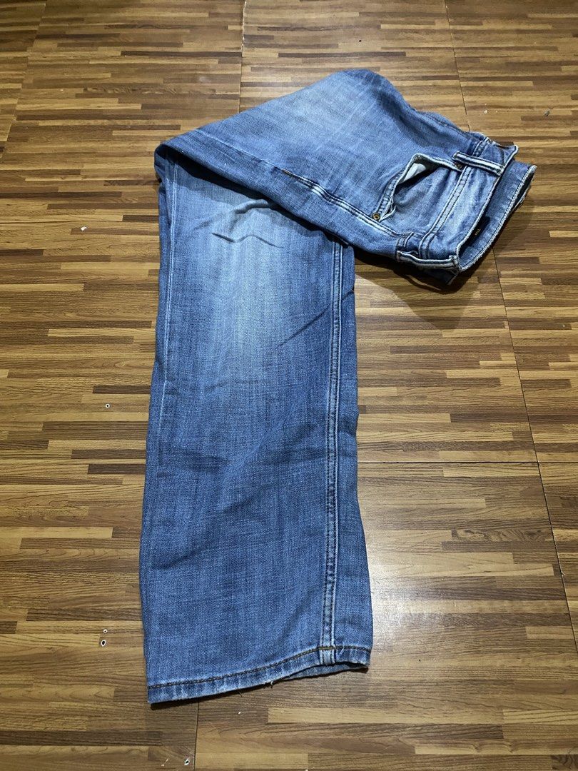 Straight Fit Jeans (Category: Jeans) located in Manila. Submitted by ellieeeeee0293929 (Listing ID 1471124453, Image 1). Description: - Brand/Model: TIM Straight Fit Jeans - Color: Light Blue Denim - Rise: Comfortable mid-rise waist - Closure: Traditional button fly - Design: Classic five-pocket style with contrast stitching - Condition: Good everyday casual wear piece.