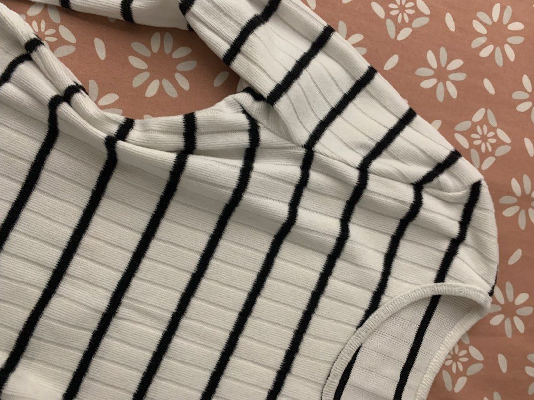 Stripe White Longsleeve Top (Category: Longsleeves) located in Manila. Submitted by _uniefinds (Listing ID 1471276562, Image 2). Description: ୨ৎ MOP: GCash / Maya ୨ৎ MOD: J&T / Lalamove ୨ৎ SF: Shouldered by the buyer ୨ৎ DM me if interested or for inquiries! ♡ 📍 Sta. Mesa 🎀.