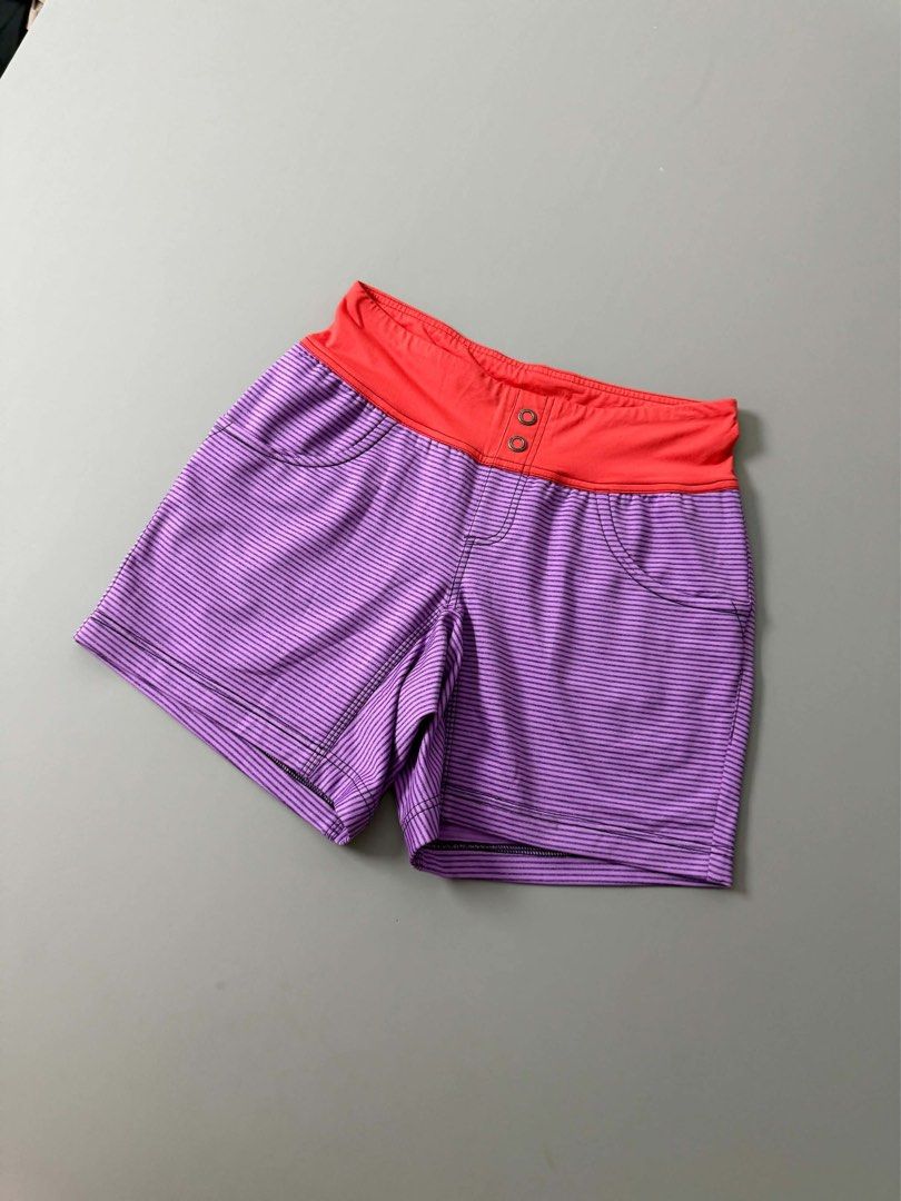 THE NORTH FACE ATHLETIC SHORTS (Category: Shorts) located in Guagua. Submitted by sweetboyy (Listing ID 1471253989, Image 2). Description: THE NORTH FACE ATHLETIC SHORTS EXCELLENT CONDITION SIZE 10 (XLARGE) ON TAG DIMES: WAISTLINE 28-32 / LENGTH 15.5.