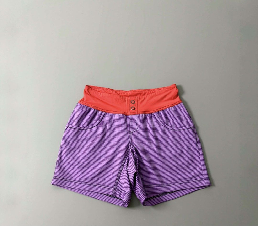 THE NORTH FACE ATHLETIC SHORTS (Category: Shorts) located in Guagua. Submitted by sweetboyy (Listing ID 1471253989, Image 1). Description: THE NORTH FACE ATHLETIC SHORTS EXCELLENT CONDITION SIZE 10 (XLARGE) ON TAG DIMES: WAISTLINE 28-32 / LENGTH 15.5.