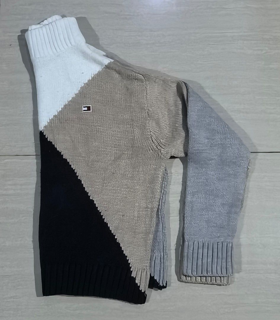 Tommy Hilfiger Argyle Knitted Sweater Pullover Jacket (Category: Luxury Apparel) located in Mexico. Submitted by hele_blushandthrift (Listing ID 1471244911, Image 2). Description: Php659 shipped..