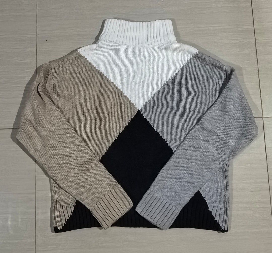 Tommy Hilfiger Argyle Knitted Sweater Pullover Jacket (Category: Luxury Apparel) located in Mexico. Submitted by hele_blushandthrift (Listing ID 1471244911, Image 3). Description: Php659 shipped..