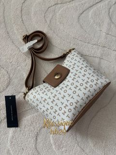 (Category: ) located in . Submitted by klassique_handbags (Listing ID 1471151457, Image 1). Description: .