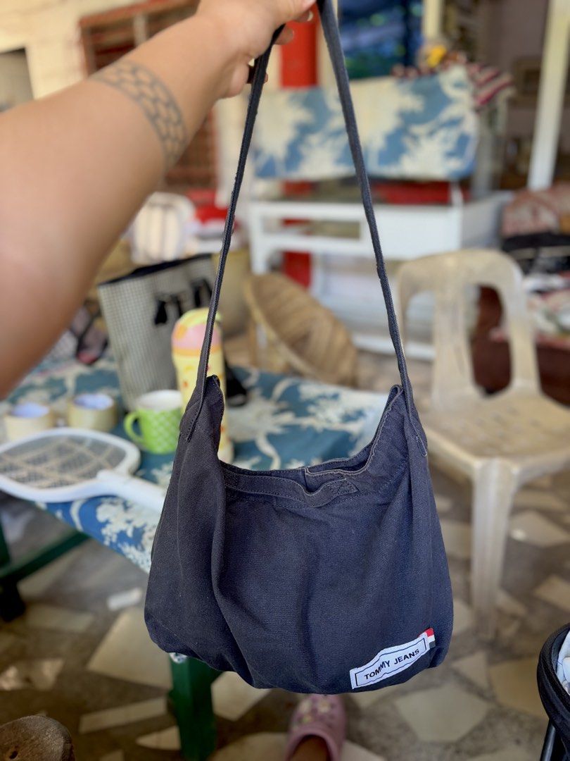 Tommy Jeans black canvas shoulder bag (Category: Shoulder Bags) located in Manila. Submitted by dorilorenr48954 (Listing ID 1471226567, Image 1). Description: - Brand: Tommy Jeans - Color: Classic black - Material: Sturdy canvas with durable stitching - Design: Slouchy, unstructured shape with a comfortable shoulder strap - Details: Signature Tommy logo patch on the bottom corner - Capacity: Roomy interior, perfect for daily essentials - Conditio