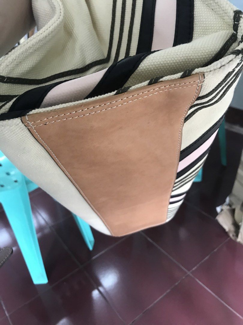 Tory burch (Category: Tote Bags) located in Balete No 2. Submitted by troyesybang (Listing ID 1471136041, Image 2). Description: Tote bag canvas big m Flaw nag smear yun pleat ng stripe leather sa side Clean pa yun vachetta leather strap and pocket Big size pede handcarry laptop Inside clean like new barely used Lp .