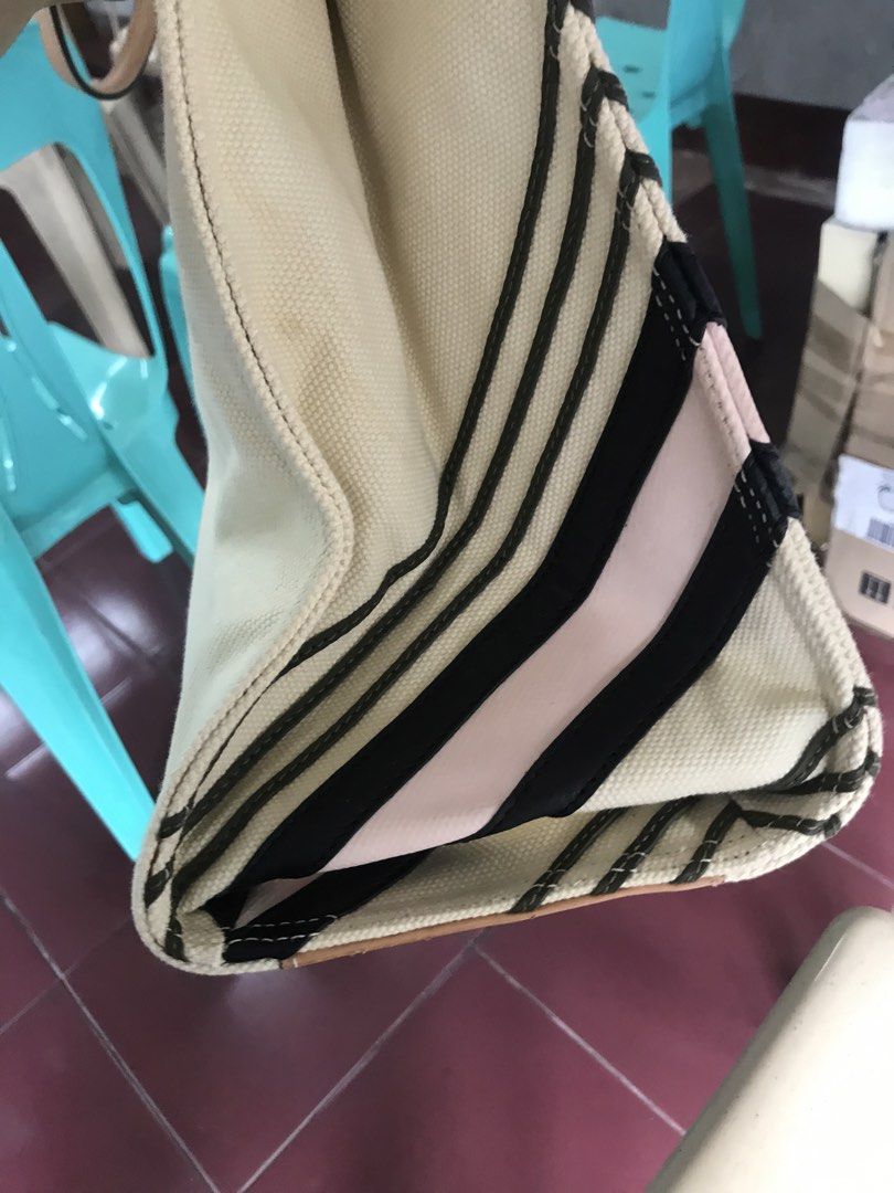Tory burch (Category: Tote Bags) located in Balete No 2. Submitted by troyesybang (Listing ID 1471136041, Image 3). Description: Tote bag canvas big m Flaw nag smear yun pleat ng stripe leather sa side Clean pa yun vachetta leather strap and pocket Big size pede handcarry laptop Inside clean like new barely used Lp .