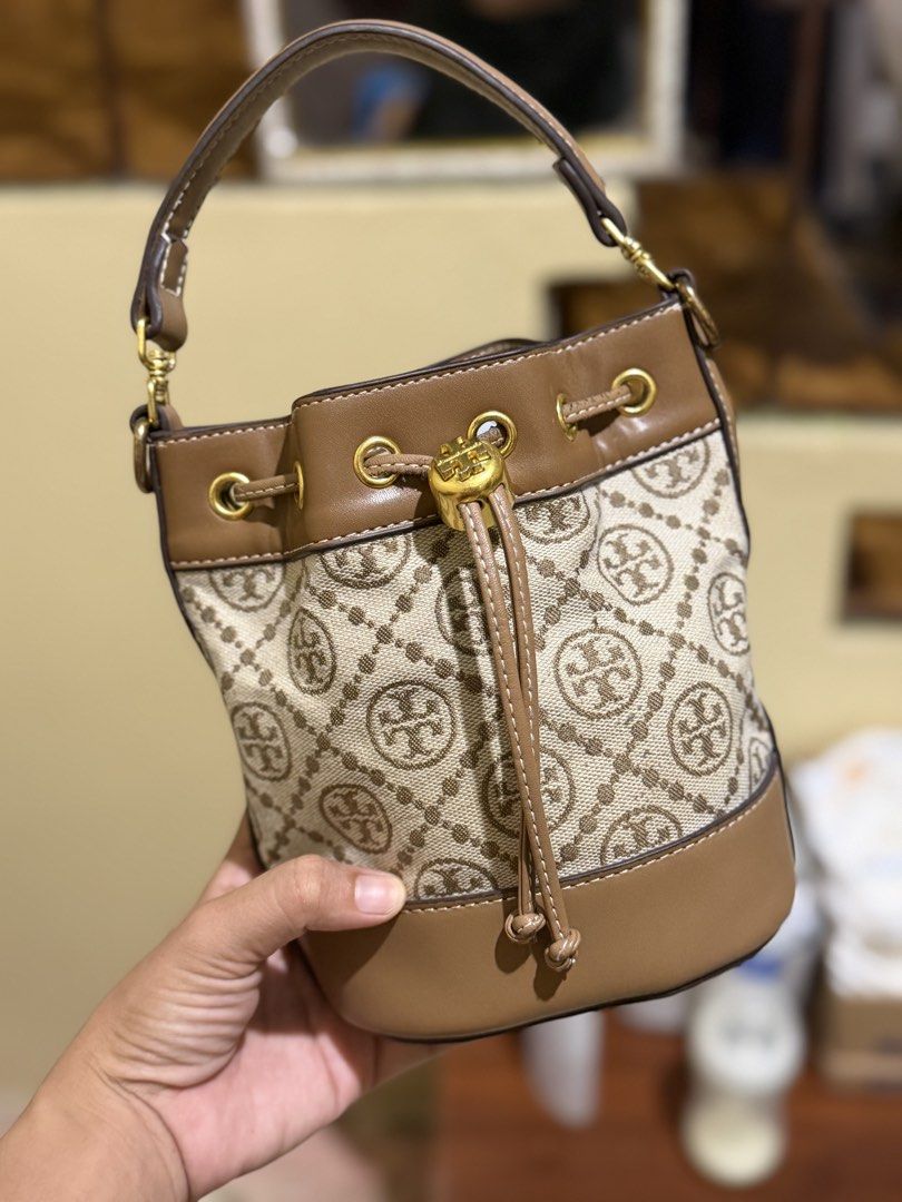 Tory Burch Monogram Canvas Leather Bucket Bag (Category: Luxury Bags & Wallets) located in Polangui. Submitted by kath_03871 (Listing ID 1471222753, Image 1). Description: - Brand: Tory Burch -From Japan Box - Material: Brown leather and monogram canvas - Condition: Clean inside and out, excellent condition issue: no sling only pro pede lagyan ng ibang sling po.