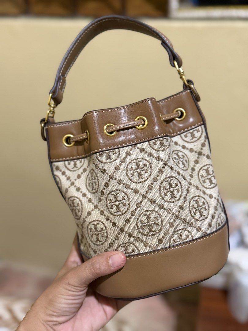 Tory Burch Monogram Canvas Leather Bucket Bag (Category: Luxury Bags & Wallets) located in Polangui. Submitted by kath_03871 (Listing ID 1471222753, Image 2). Description: - Brand: Tory Burch -From Japan Box - Material: Brown leather and monogram canvas - Condition: Clean inside and out, excellent condition issue: no sling only pro pede lagyan ng ibang sling po.