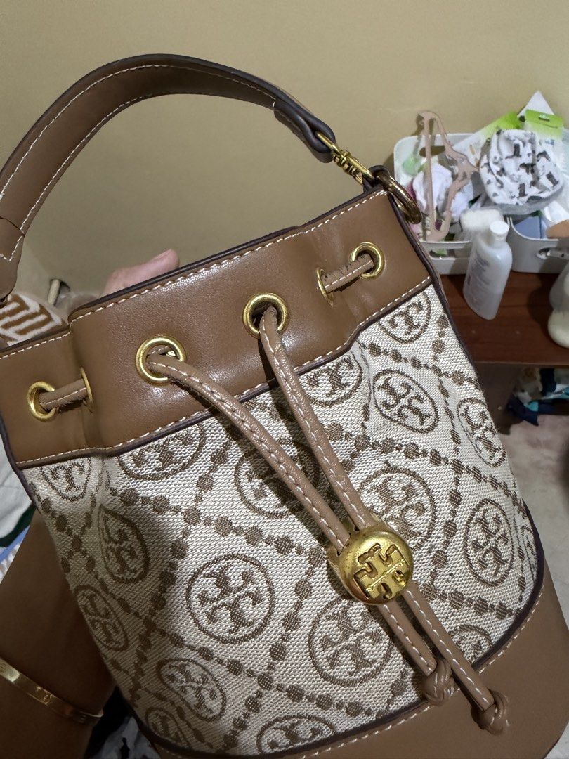 Tory Burch Monogram Canvas Leather Bucket Bag (Category: Luxury Bags & Wallets) located in Polangui. Submitted by kath_03871 (Listing ID 1471222753, Image 3). Description: - Brand: Tory Burch -From Japan Box - Material: Brown leather and monogram canvas - Condition: Clean inside and out, excellent condition issue: no sling only pro pede lagyan ng ibang sling po.