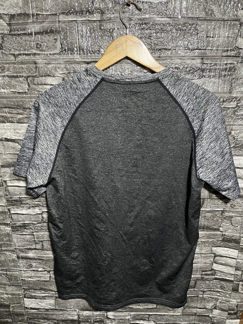 Under Armour Compression Shirt (Category: Activewear) located in Manila. Submitted by flex_curation (Listing ID 1471141644, Image 3). Description: 21x25 IN VERY GOOD CONDITION BACOOR CAVITE LOC.