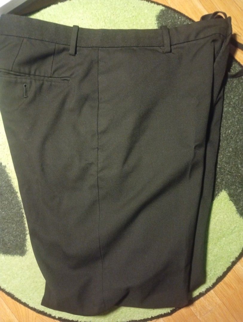 Uniqlo Black Pants Size L (Category: Trousers) located in Manila. Submitted by odddolphin_dd0f4b (Listing ID 1471293017, Image 2). Description: - Brand: Uniqlo - Color: Clean black, easy to match with any outfit - Size: L (fits waist 84-92cm) - Material: Comfortable polyester, rayon, and spandex blend - Design: Simple straight cut with functional pockets - Occasion: Perfect for both work and casual days payment gcash thanks.