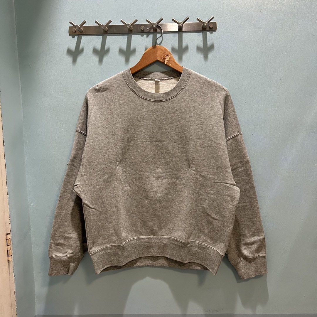 Uniqlo Boxy Crewneck Sweatshirt (Category: Coats, Jackets and Outerwear) located in Dagupan City. Submitted by macavex (Listing ID 1471249792, Image 1). Description: L on tag 22” x 24.5”.