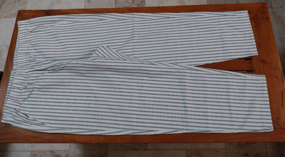 UNIQLO COTTON RELAXED ANKLE PANTS (Category: Other Bottoms) located in Marikina City. Submitted by positivity.thriftshop (Listing ID 1471176751, Image 1). Description: 💟 UNIQLO Cotton Relaxed Ankle Pants white color with stripes, has inner drawstring, worn once, bought in SG (original price 990) 💟 SIZE L (see attached photos for the measurements) 💚 MOP: GCash ONLY 🚚 DELIVERY OPTIONS: LBC or J&T only (shipping fee c/o buyer) 👎 NO Cancellation
