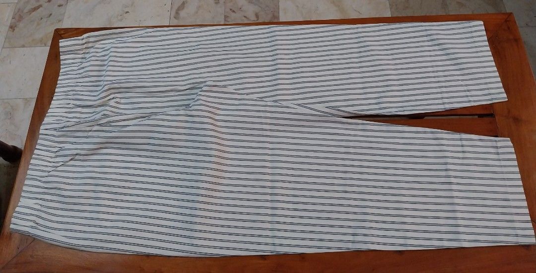 UNIQLO COTTON RELAXED ANKLE PANTS (Category: Other Bottoms) located in Marikina City. Submitted by positivity.thriftshop (Listing ID 1471176751, Image 2). Description: 💟 UNIQLO Cotton Relaxed Ankle Pants white color with stripes, has inner drawstring, worn once, bought in SG (original price 990) 💟 SIZE L (see attached photos for the measurements) 💚 MOP: GCash ONLY 🚚 DELIVERY OPTIONS: LBC or J&T only (shipping fee c/o buyer) 👎 NO Cancellation