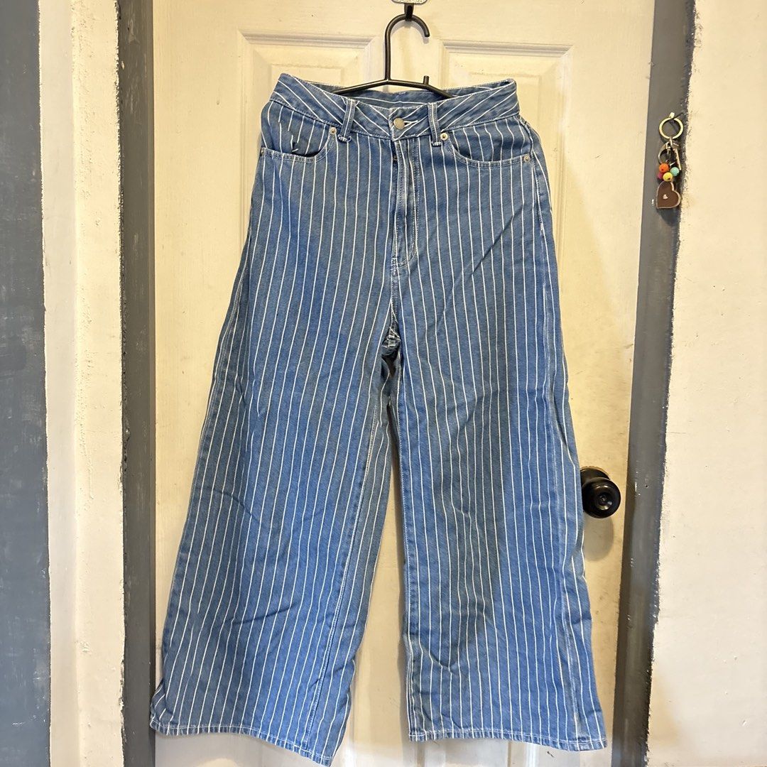 Uniqlo Highwaist Stripe Pants (Category: Jeans) located in Baliuag. Submitted by gilpiece (Listing ID 1471154721, Image 1). Description: Uniqlo 26-28.