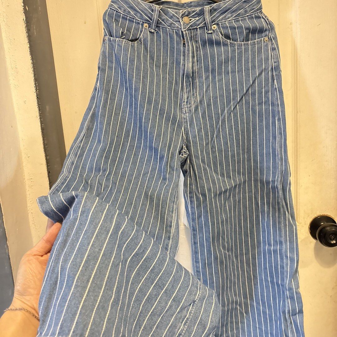 Uniqlo Highwaist Stripe Pants (Category: Jeans) located in Baliuag. Submitted by gilpiece (Listing ID 1471154721, Image 3). Description: Uniqlo 26-28.