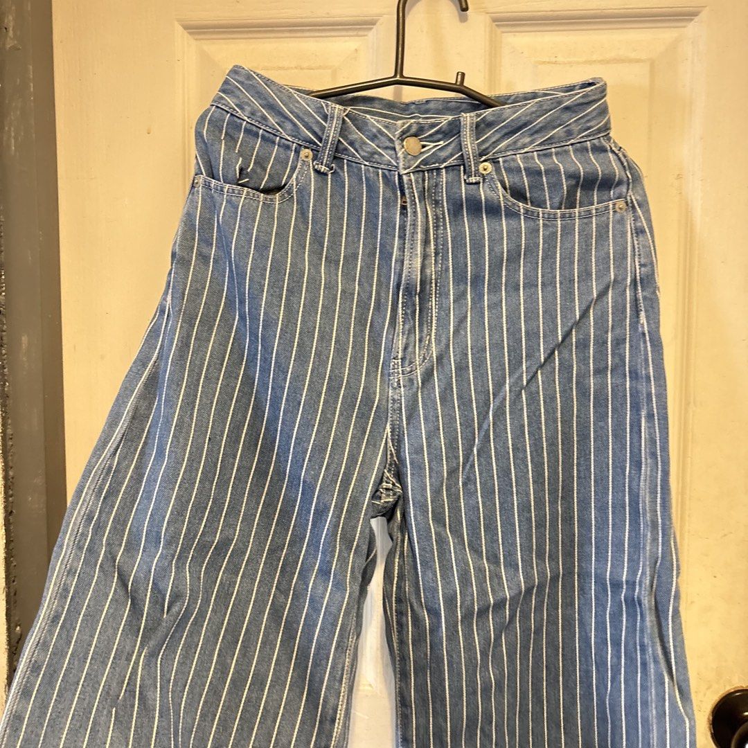 Uniqlo Highwaist Stripe Pants (Category: Jeans) located in Baliuag. Submitted by gilpiece (Listing ID 1471154721, Image 2). Description: Uniqlo 26-28.