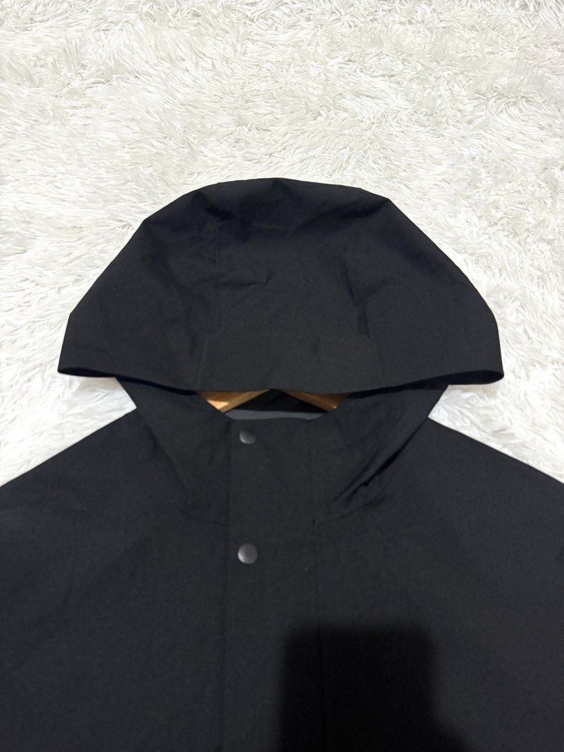 UNIQLO MEN’S BLOCKTECH PARKA JACKET SMALL TO MEDIUM (BLACK)❗️ (Category: Coats, Jackets and Outerwear) located in Manila. Submitted by itsmeian89 (Listing ID 1471283380, Image 2). Description: UNIQLO MEN’S BLOCKTECH PARKA JACKET SMALL TO MEDIUM (BLACK)❗️ GOOD AS NEW CONDITION❗️ FITS UP TO MEDIUM❗️ DIMENSIONS: LENGTH 26|WIDTH 21❗️ 9.8 OVER 10 CONDITION AND COLOR RATE❗️ COLOR MAY VARY DUE TO LIGHTNING❗️ NO ISSUE ❗️ MINE PLUS SHIPPING FEE❗️ JNT (PF)