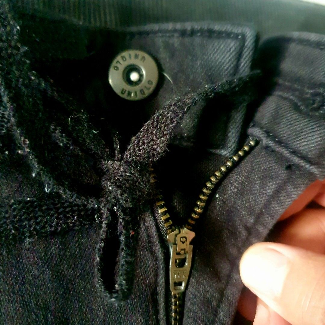 Uniqlo pants stretch (Category: Jeans) located in Pateros City. Submitted by doiski (Listing ID 1471153384, Image 2). Description: Uniqlo pants Php450 each. Like new. No issues. Zero. Not faded. Very presentable. Not ukay. Personal item. Na sa photos na mga size. Stretch. Taguig loc. Ty.