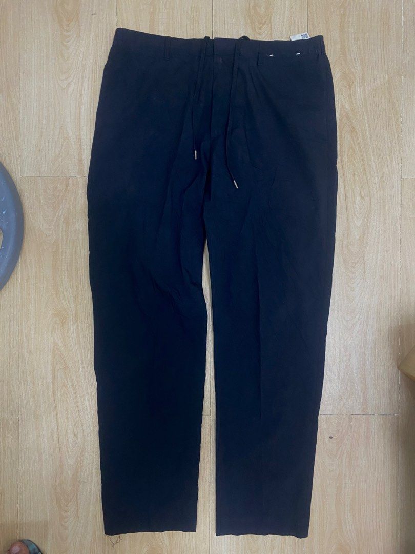 UNIQLO PANTS x Theory Black Drawstring Pants Size L (Category: Joggers) located in Baguio. Submitted by dmnddnmd (Listing ID 1471185621, Image 1). Description: - Brand: Uniqlo x Theory collaboration - Color: Black - Size: L (fits waist 84-92 cm) - Material: Polyester with grid texture inside - Waistband: Elastic with adjustable drawstring - Pockets: Two front pockets - Fit: Straight leg cut - Condition: Clean tags attached.