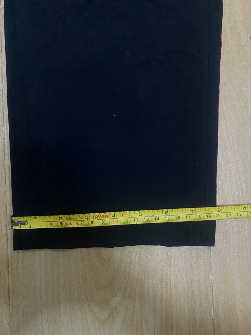 UNIQLO PANTS x Theory Black Drawstring Pants Size L (Category: Joggers) located in Baguio. Submitted by dmnddnmd (Listing ID 1471185621, Image 3). Description: - Brand: Uniqlo x Theory collaboration - Color: Black - Size: L (fits waist 84-92 cm) - Material: Polyester with grid texture inside - Waistband: Elastic with adjustable drawstring - Pockets: Two front pockets - Fit: Straight leg cut - Condition: Clean tags attached.