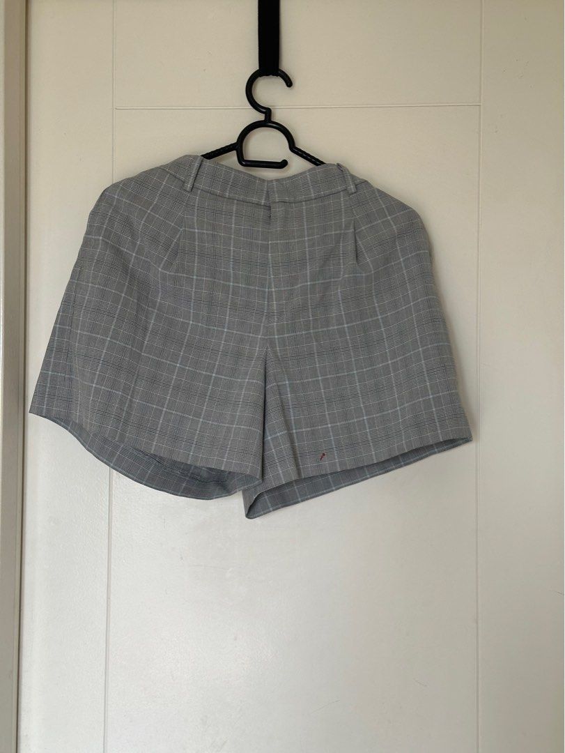 Uniqlo plaid shorts gray, Medium (Category: Shorts) located in Mandaluyong City. Submitted by ourcscloset (Listing ID 1471152480, Image 2). Description: Has a minor stain on left leg cuff.
