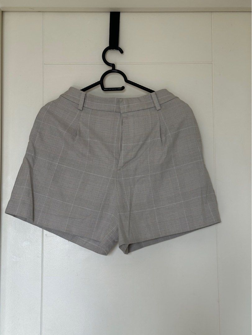 Uniqlo plaid shorts light brown, Medium (Category: Shorts) located in Mandaluyong City. Submitted by ourcscloset (Listing ID 1471152707, Image 2). Description: No flaws.