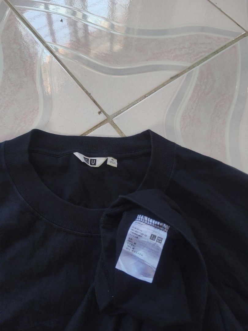 Uniqlo Pocket Tee Long Sleeve (Category: Coats, Jackets and Outerwear) located in Legazpi City. Submitted by cookandthriftzzzzz (Listing ID 1471193434, Image 3). Description: size XL 23/29 dimes excellent no issue .
