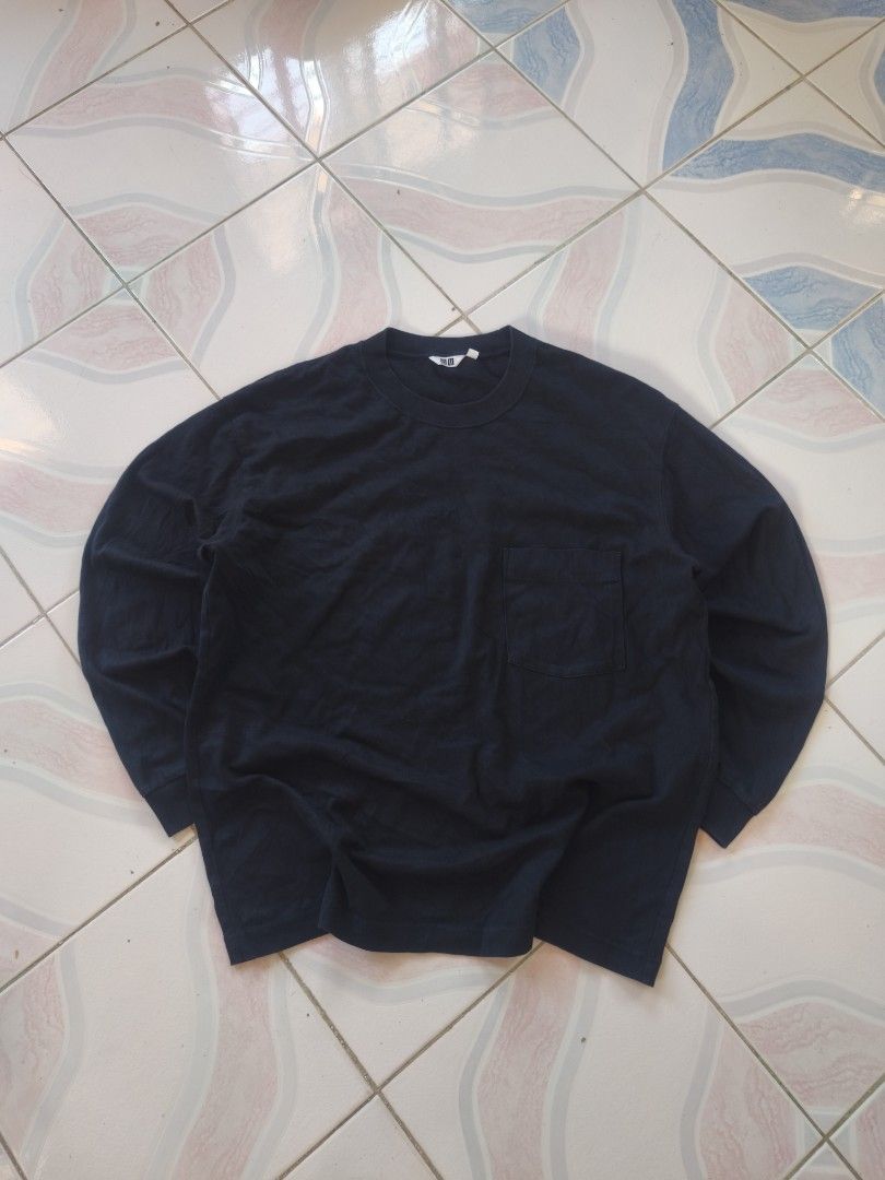 Uniqlo Pocket Tee Long Sleeve (Category: Coats, Jackets and Outerwear) located in Legazpi City. Submitted by cookandthriftzzzzz (Listing ID 1471193434, Image 1). Description: size XL 23/29 dimes excellent no issue .