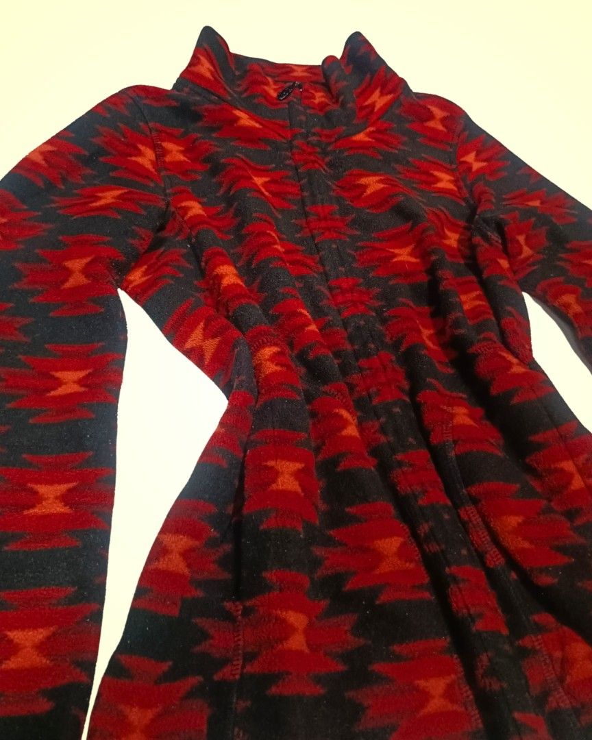 Uniqlo Print Zip-up Microfleece Jacket (Category: Coats, Jackets and Outerwear) located in Taguig. Submitted by revive_val (Listing ID 1471189811, Image 2). Description: Red and Black Print Soft Material.