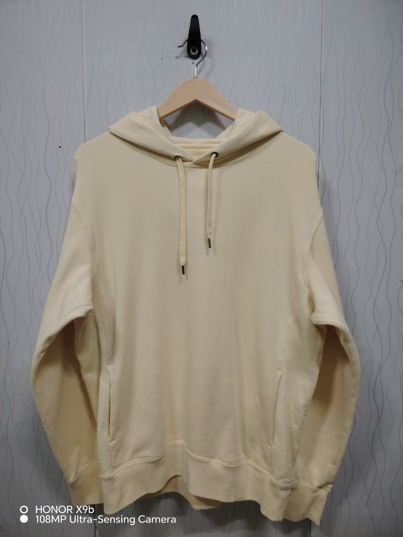 Uniqlo Pull Over Hoodie Jacket (Category: Hoodies) located in Navotas City. Submitted by focalpoint2782 (Listing ID 1471222587, Image 1). Description: Brand - UNIQLO Pull Over Hoodie Jacket Length - 27 Width - 23 Size - Medium Color - Pastel Yellow Condition - Good As New No Issues Or Flaws Location : Navotas City Currier : Lalamove Or Grab (Within Navotas City) Or Nearby Areas J&t Express Every (Mon To Sat) Only Mop : Cash Or Gcash Payments.
