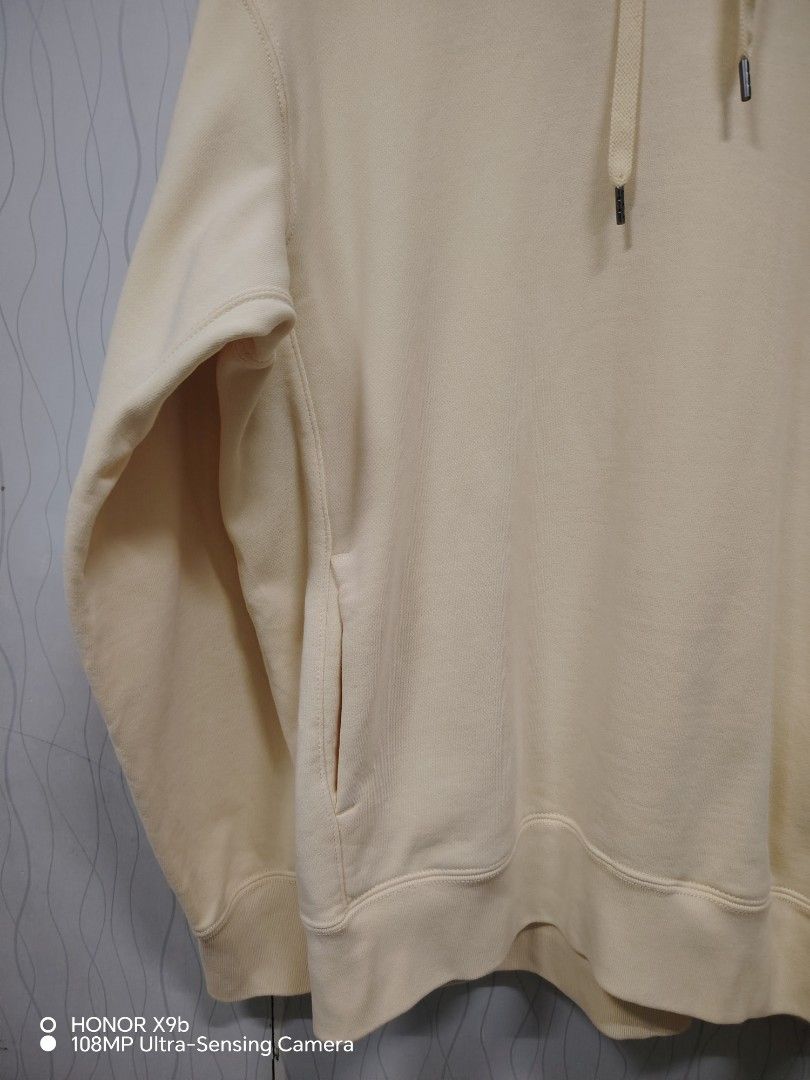 Uniqlo Pull Over Hoodie Jacket (Category: Hoodies) located in Navotas City. Submitted by focalpoint2782 (Listing ID 1471222587, Image 3). Description: Brand - UNIQLO Pull Over Hoodie Jacket Length - 27 Width - 23 Size - Medium Color - Pastel Yellow Condition - Good As New No Issues Or Flaws Location : Navotas City Currier : Lalamove Or Grab (Within Navotas City) Or Nearby Areas J&t Express Every (Mon To Sat) Only Mop : Cash Or Gcash Payments.