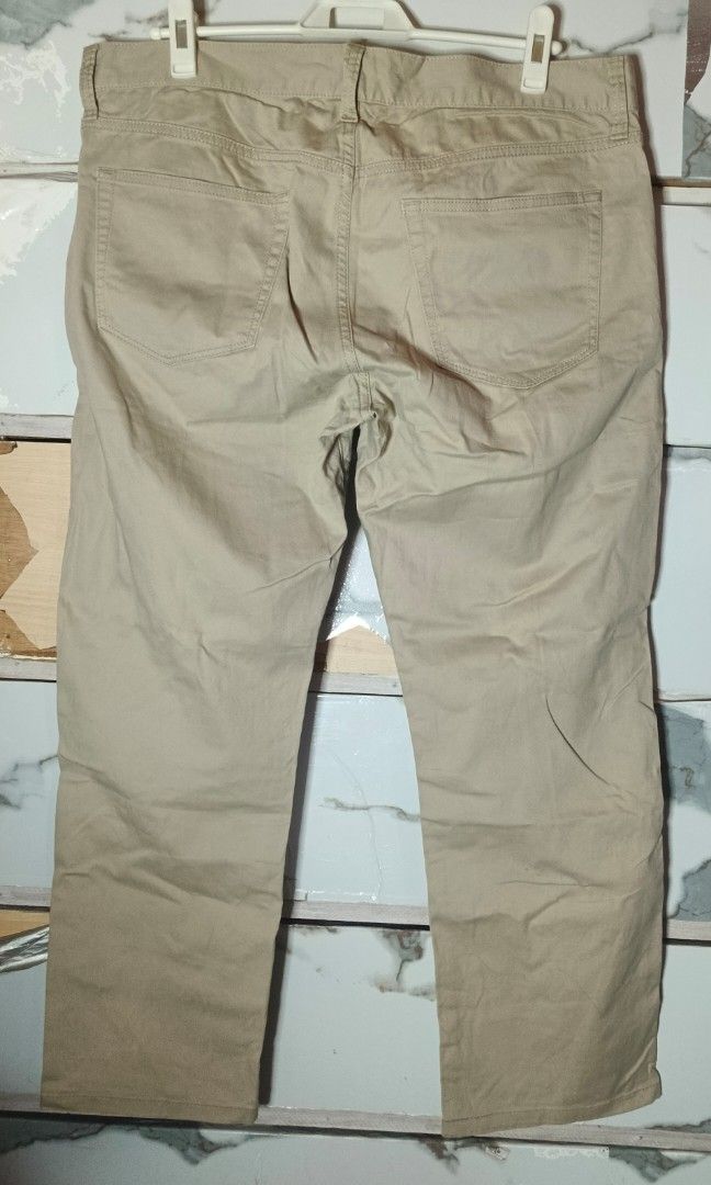 UNIQLO TROUSER PANTS MEN 36 (Category: Trousers) located in Quezon City. Submitted by ahyaladyblue (Listing ID 1471200693, Image 2). Description: .