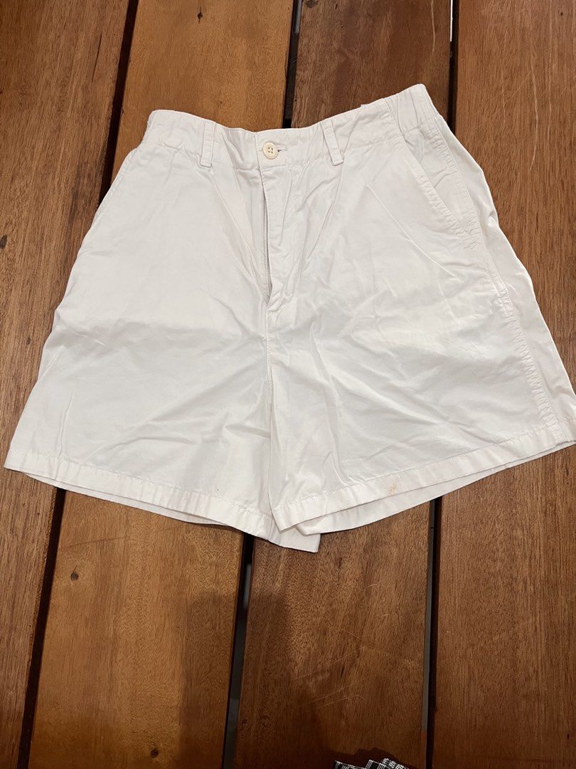 Uniqlo White Cotton Shorts (Category: Shorts) located in Quezon City. Submitted by kateeesss (Listing ID 1471124153, Image 2). Description: Size: Medium (see tag for more info) In very good condition RFS: di na kasya .