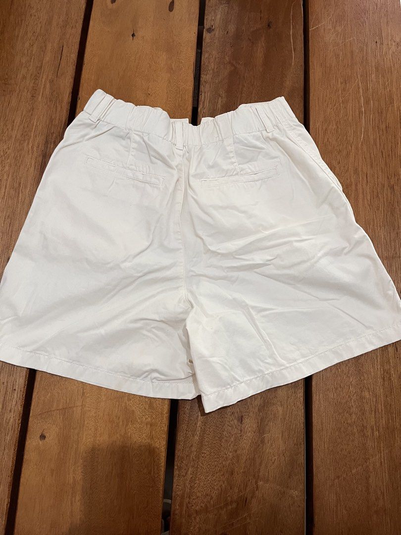 Uniqlo White Cotton Shorts (Category: Shorts) located in Quezon City. Submitted by kateeesss (Listing ID 1471124153, Image 3). Description: Size: Medium (see tag for more info) In very good condition RFS: di na kasya .