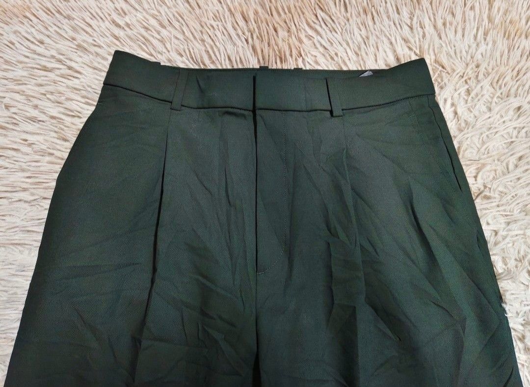Uniqlo Wide Pleated Pants (Category: Other Bottoms) located in Angeles City. Submitted by miss_independent01 (Listing ID 1471123993, Image 3). Description: Uniqlo Wide Pleated Pants Color: Dark Green Width: 15 (Large on tag) Length: 38.5 MOP: Gcash ✅ Mine Now, Pay Now ✅ First to Pay, Gets the Item 📍 PAMPANGA Courier: JnT 🚚🚚 PM 💌💌.